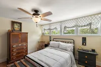 "The Hanscom House" 8 MIN walk to DT!