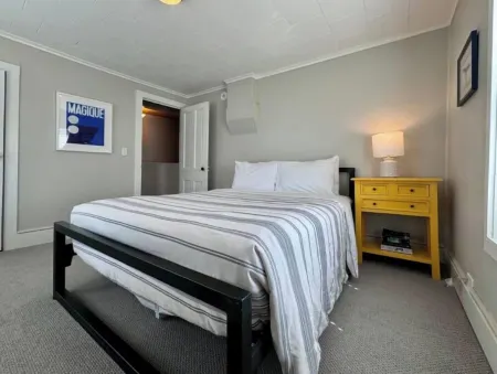 Spacious Farmhouse in Douglas; Walk to Downtown, Waterfront & Saugatuck! Отели в г. Дуглас