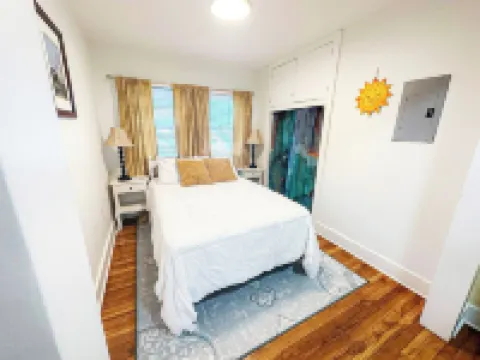 Central Location  Beach Access BBQ  Patio Cottage