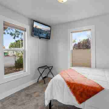 Cozy Downtown Redmond Cottage Rooms