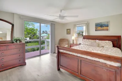 Peaceful Old Charm Oasis Near The Beach in Fort Myers. With Huge Yard, WiFi, AC