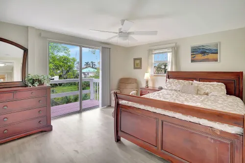 Peaceful Old Charm Oasis Near The Beach in Fort Myers. With Huge Yard, WiFi, AC