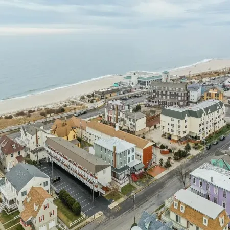 Stand-alone cottage, ocean view, seconds to beach, and short walk to downtown!