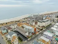 距海灘僅數秒、步行5分鐘可達市中心購物區的海景度假屋