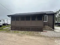 Charming cabin  At Magee East Marina & Campground