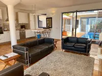 Bungalow, private pool and fiber optic internet, close to the sea, sheltered patio.