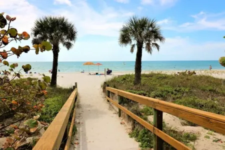 Shovel Sand Not Snow! On the Barrier Island of Indian Shores Florida Отели рядом с достопримечательностью «Сисайд Сиберд Санкчури»