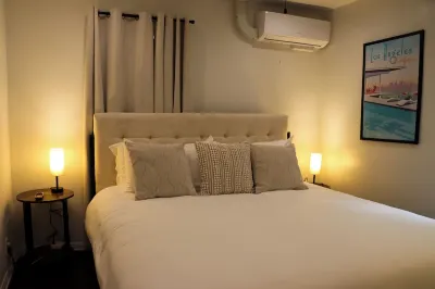 Hilltop Haven LA: Mountain Views & Luxury King Bed near Excellent Food!