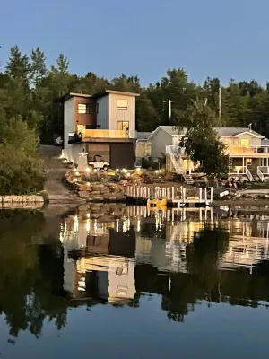 Romantic Family Lake front Cabin getaway 45 min W of Edmonton. 5 star cabin.