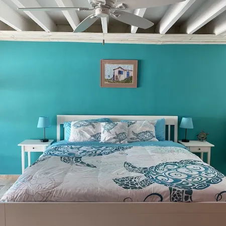 NEW! Remodeled studio just Steps from Beach, Pool, and Restaurants!