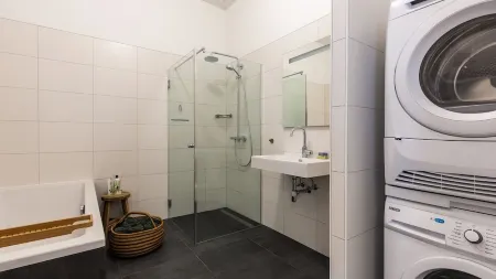 The old warehouse: a completely renovated apartment in the center of Leiden Отели рядом с достопримечательностью «Лейденський ботанічний сад»