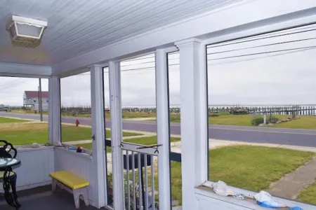 Sandy Gem- Waterfront Cottage w/ Sunset Views & Private Dock