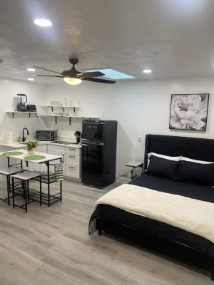Beautiful Backhouse located near by freeway, stores and SLCC