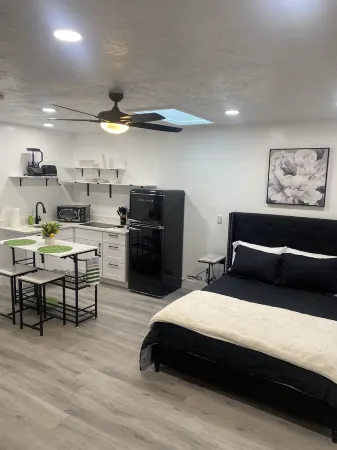 Beautiful Backhouse located near by freeway, stores and SLCC Отели в г. Тейлорсвилл