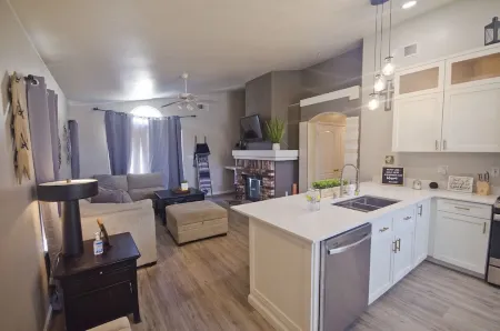 Southwest  2 Bedroom 1 Bathroom house Pets Ok Отели рядом с достопримечательностью «River Walk»