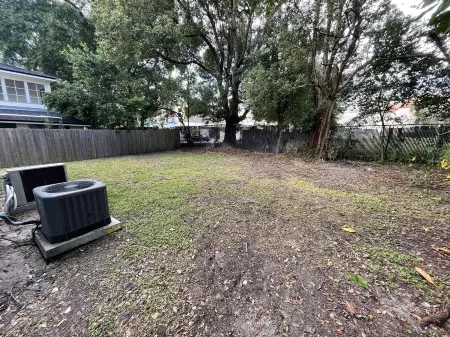 Adorable 1-bedroom home w/ Full Kitchen & Parking - Sleeps 4 Отели рядом с достопримечательностью «Harry P Leu Gardens»