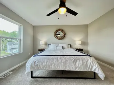 Spectacular Cedar Falls Townhome! Candeo Church附近的飯店