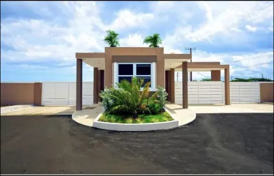 Cozy yet elegant Jamaican vacation home with access to pool, beach, gym etc 스펜디드 쇼핑센터 주변 호텔