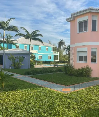 European designed townhouse with boat dock access and 5 mins walk from beach.