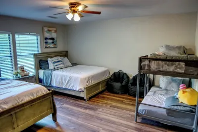 Cozy lake side villa for family getaway. Pet-friendly
