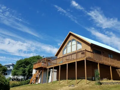 Beautifull ocean & beach views; 5 minutes walk to beach; WiFi; Casino near by