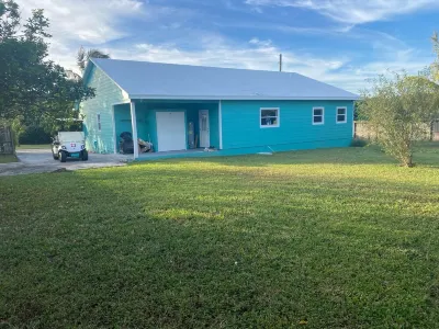 Newly renovated home with Kayaks + Pool Hotels in 