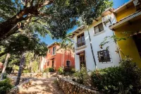 Cozy 2 bedroom condo with pool, steps from the beach