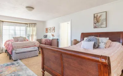 Beautiful Country Home located outside of Jacksonville with pool!