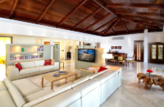 Direct Beachfront 6 BDR/en-suite /maid included. Excellent service. Rare gem (O)
