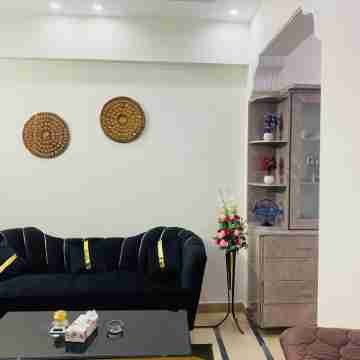 Spacious 3-Bedroom Apartment with Lounge, Kitchen, Free Wi-Fi, Parking & More! Others