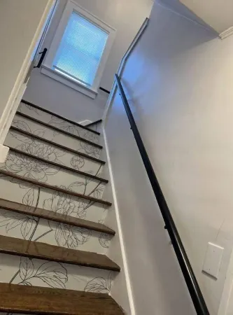 Cozy 3BR farmhouse retreat with fenced back yard Отели в г. Толедо