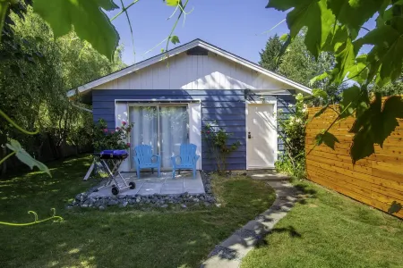 Lil Q Modern Cottage - 3 min from the beach! Отели в г. Nanaimo G
