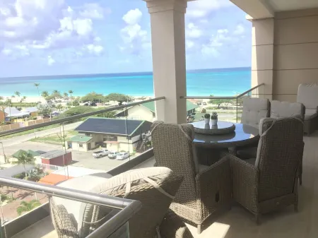 ROYAL PENTHOUSE-New stunning two storey penthouse condo with roof top terrace Отели в г. Eagle Beach