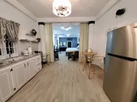 Chic Apartment in peaceful neighborhood close to beaches, shopping/entertainment Hotels in Corinth