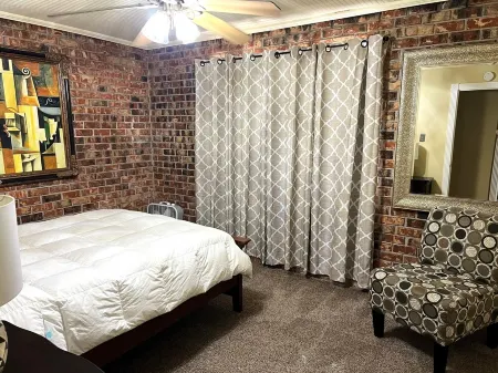 Popular Downtown Spot min to LSU