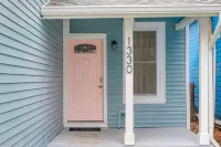 Cozy sleeps 7, Fenced backyard, 5 min to Lucas oil stadium and downtown ガーフィールド植物園周辺のホテル