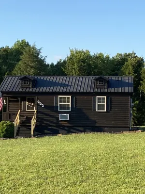 Cozy Cabin with private back yard, located 5 min away from Dale Hollow Lake
