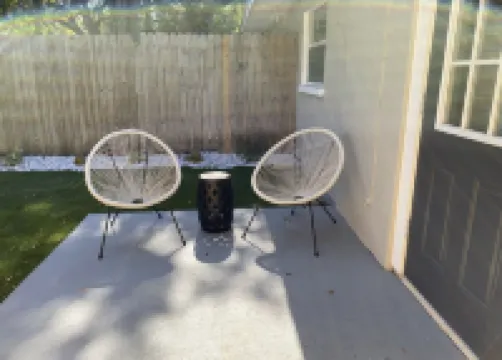 Modern/8min by car to beach/queen bed/Free parking