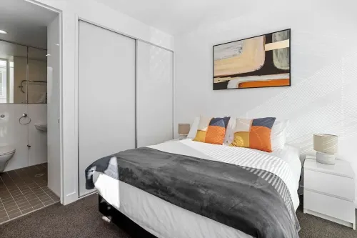 Sunny Split Level Apartment + Carpark