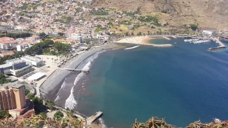 Apartment near the beach for families up to 6 people Отели в г. Machico