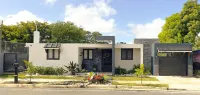 Charming 4-bedroom house w private pool, 7min from airport, close to restaurants - Private Pools
