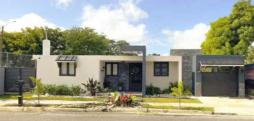 Charming 4-bedroom house w private pool, 7min from airport, close to restaurants