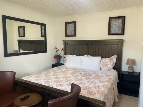 Beautiful Guesthouse 6 beds and 6 baths 8 min drive from the beach!