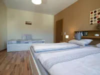 Beautiful, bright apartment right on the rocky hiking trail