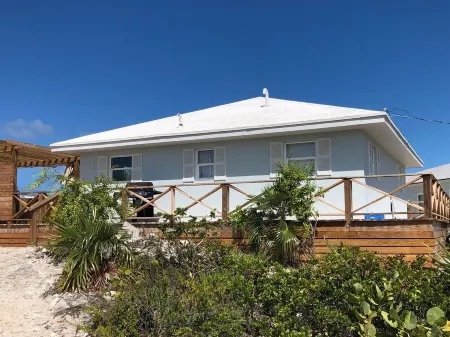 Intimate Luxury on Bahamas Best Beach - Blue Point Cottage Beach House Отели в г. Moore Hill