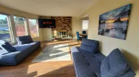 Cozy-Warm Family Friendly, West ED Mall 5Min, AC, King Master, Queens and Dbls
