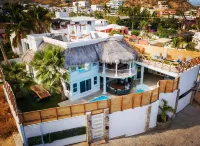 Large villa with private pool walk to the beach and downtown Hotels in 