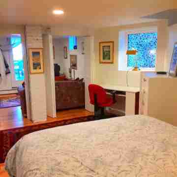 Panoramic view, large deck, ground floor apartment, walk to subway and beach Rooms