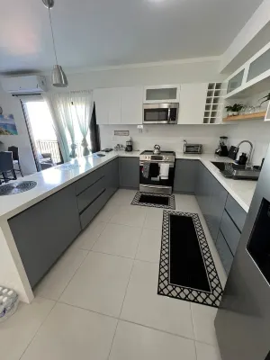 Cozy apartment in new  Kingston w/rooftop pool, super close to A/C Marriott. Hotels in 