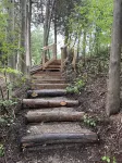 休倫湖畔崖坡上的湖景小屋，配有通往沙灘的私人樓梯